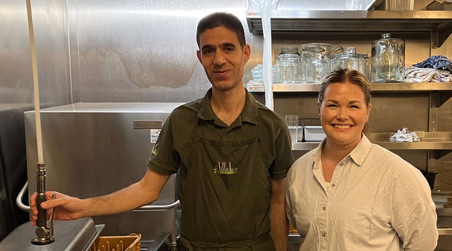 Diskaren Ahmed tillsammans med kaféägaren Sara.