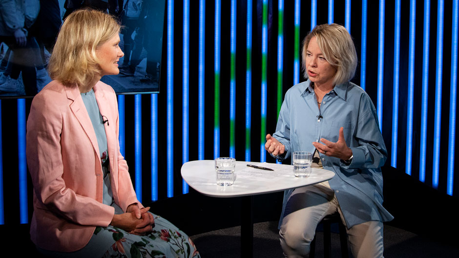 Programledare karin hübinette samtalar med Unionens chefsekonom Katarina Lundahl i arbetsförmedlingens tv-program
