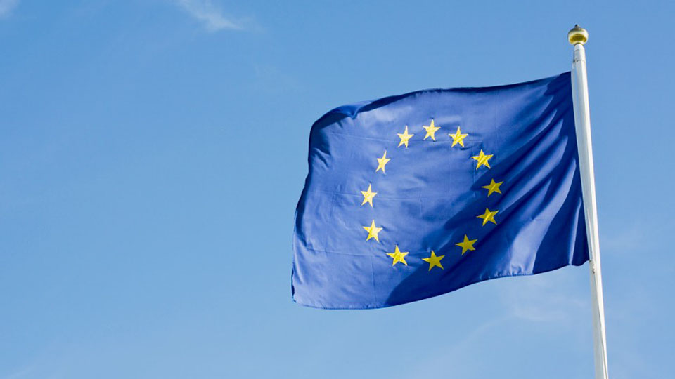 EU-flaggan mot blå himmel