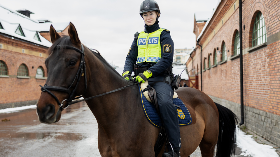 Polisen Kajsa Jansdotter sitter på hästryggen.