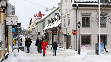 Snöig promenadgata i småstad