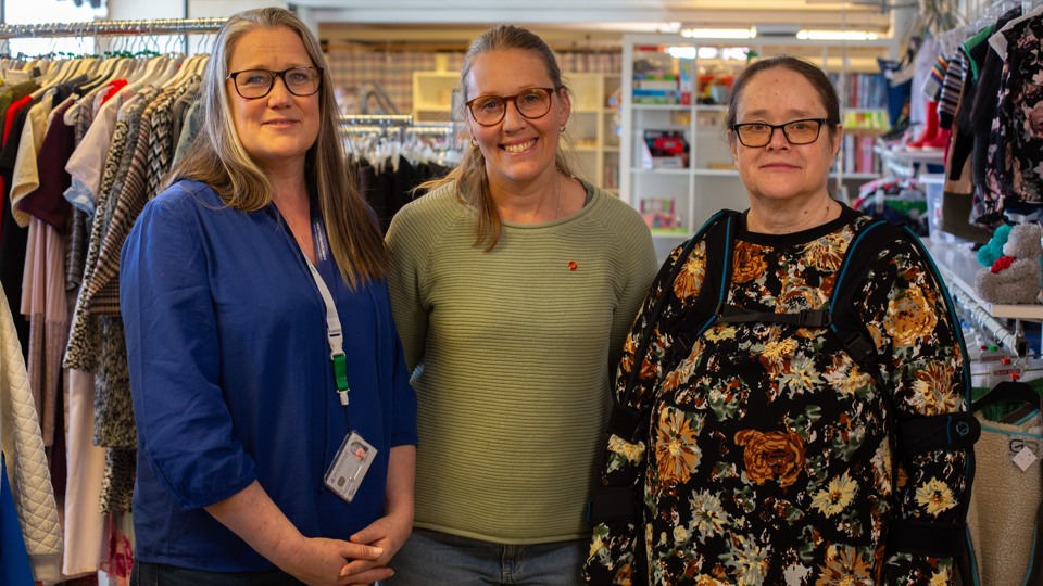 Sara Lamotte, arbetsterapeut, Elin Gustavsson, verksamhetschef och Margareta Maj-Brittsdotter i Hela Människans second hand-butik i Kristinehamn.