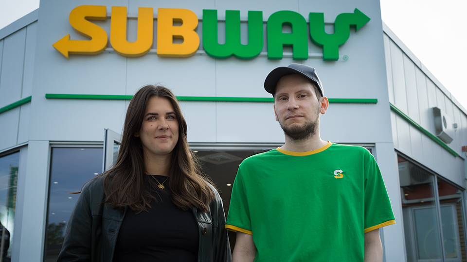 Madelen Thors erbjöd först Jhonny Sjöstrand en praktikplats som sedan övergick till en anställning med lönebidrag från Arbetsförmedlingen.