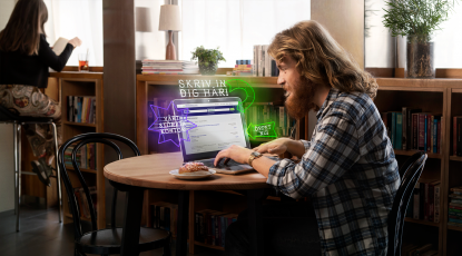 Man sitter med en laptop på ett kafé och skriver in sig digitalt på arbetsförmedlingen 