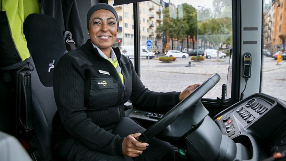 Kvinnlig bussförare sitter i förarsätet i bussen. (Pressbild från Nobina)