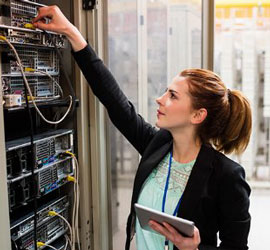 Kvinnlig systemutvecklare i serverhall