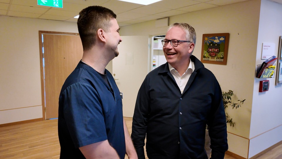 Oleh anställdes med etableringsjobb hos vårdbolaget Ambea. Här tillsammans med Mark Jensen, koncernchef.