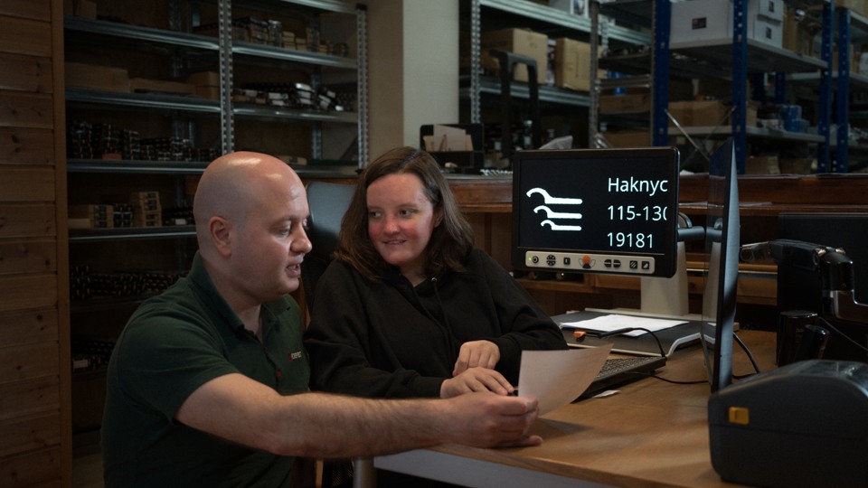 Arzu Aliyev hittade en klippa på administration när han rekryterade Therese Svensson som har en synnedsättning genom stöd från Arbetsförmedlingen.