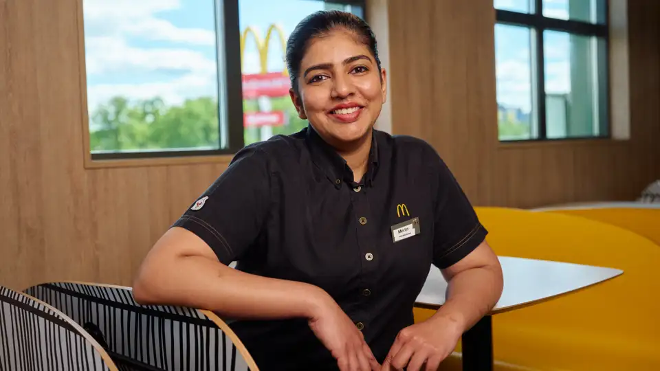 Merlin anställdes med nystartsjobb på MacDonalds i Kungens kurva i södra Stockholm.