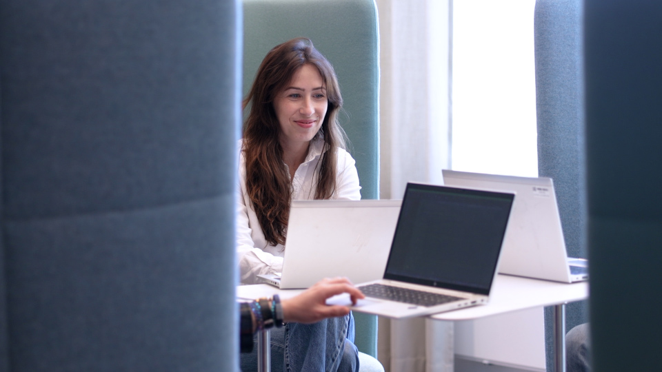 Analyschef Eva Samakovlis, analytiker Emil Persson och programledare Susanne Delastacia.