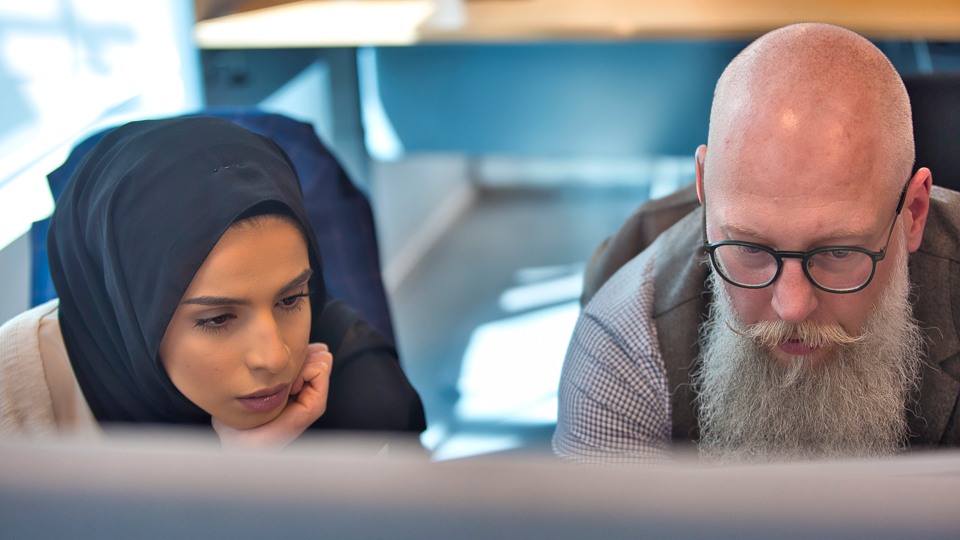 Två kvinnor på en mässa.