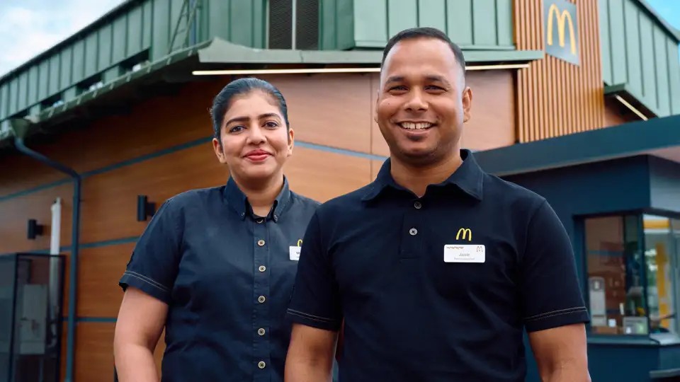 Restaurangchefen Jamir gick på känsla och anställde Merlin direkt. Nu går Merlin företagets ledarskapsutbildning.