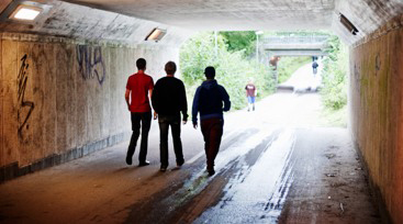 Ungdomar går i gångtunnel