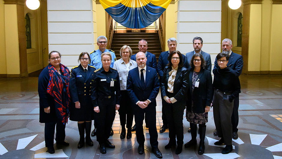 Gruppbild på representanter från de myndigheter som deltar i arbetet mot organiserad brottslighet.