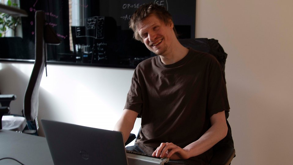 Oskar Palmgren som är blind programmerar mjukvara till olika fordon.