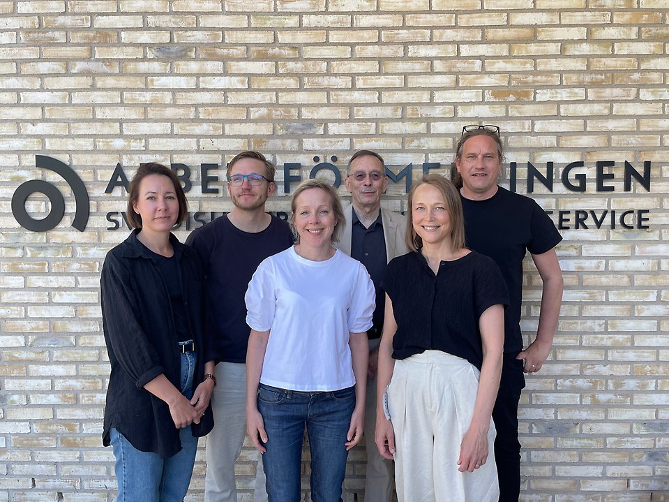 Members of Arbetsförmedlingen´s Scientific Council outside Arbetsförmedlingen´s head office. Lena Hensvik, Johan Vikström, Moa Bursell, Lars Calmfors, Lina Aldén, Tommy Andersson