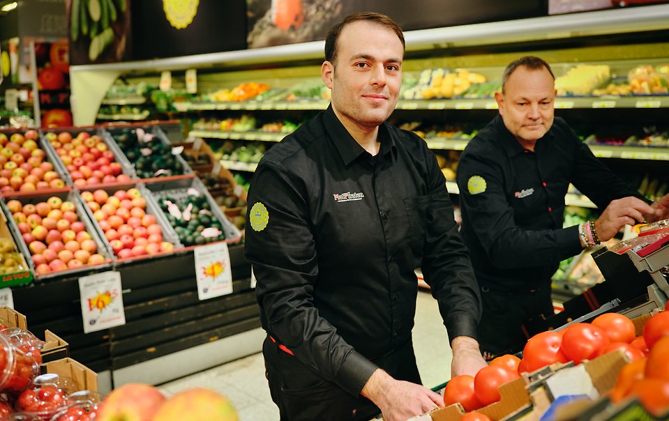 Mohannad Katurji och Patrik Wirlén på fruktavdelningen.