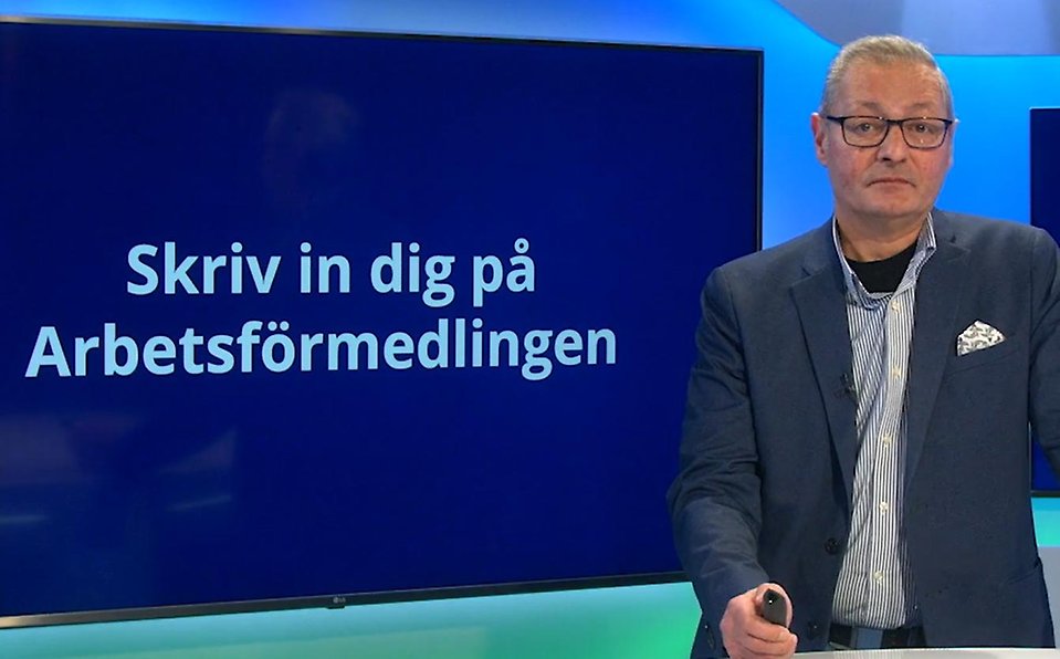 Programledare i tv-studio, i bakgrunden syns texten Skriv in dig.