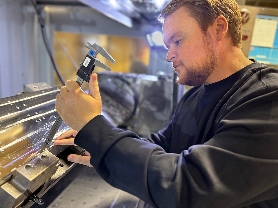 Erik jobbar inom industrin som CNC-operatör