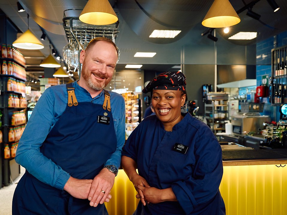 En chef och en anställd vid en bardisk på en restaurang.